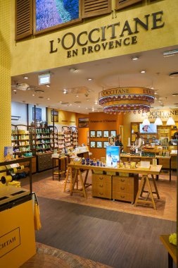SAINT PETERSBURG, RUSSIA - CIRCA SEPTEMBER, 2022: Galeria Alışveriş Merkezi 'ndeki L' Occitane en Provence mağazasının iç çekimi. 