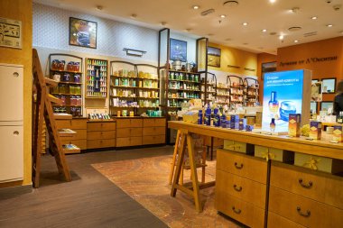 SAINT PETERSBURG, RUSSIA - CIRCA SEPTEMBER, 2022: Galeria Alışveriş Merkezi 'ndeki L' Occitane en Provence mağazasının iç çekimi. 