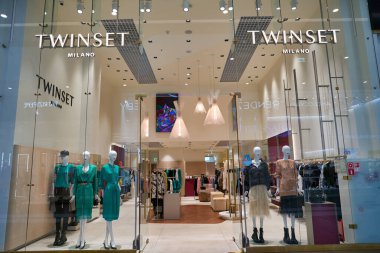 SAINT PETERSBURG, RUSYA - CRCA EPTEMBER, 2022: Twinset mağazasına giriş.