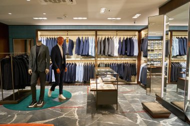 SAINT PETERSBURG, RUSSIA - CRCA SEPTEMBER, 2022: Boggi Milano mağazasının içi.