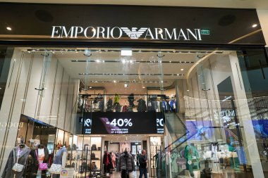 SAINT PETERSBURG, RUSSIA - CIRCA EPTEMBER, 2022: Emporio Armani mağazasına giriş