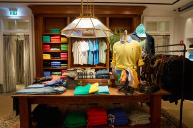 SAINT PETERSBURG, RUSSIA - CRCA EPTEMBER, 2022: Polo Ralph Lauren Mağazasının İçsel Çekimi.