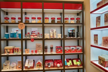 SAINT PETERSBURG, RUSSIA - CIRCA EPTEMBER, 2022: Galeria Alışveriş Merkezi 'ndeki Erborian mağazasının içi. 