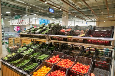 SAINT PETERSBURG, RUSSIA - CIRCA EPTEMBER, 2022: Saint Petersburg 'daki bir süpermarketin iç çekimi.