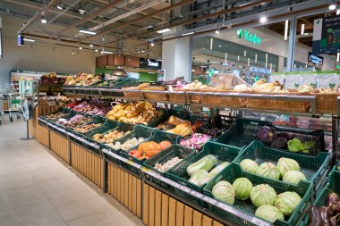SAINT PETERSBURG, RUSSIA - CIRCA EPTEMBER, 2022: Saint Petersburg 'daki bir süpermarketin iç çekimi.