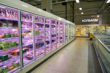 SAINT PETERSBURG, RUSSIA - CIRCA EPTEMBER, 2022: Saint Petersburg 'daki bir süpermarketin iç çekimi.