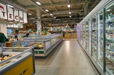 SAINT PETERSBURG, RUSSIA - CIRCA EPTEMBER, 2022: Saint Petersburg 'daki bir süpermarketin iç çekimi.