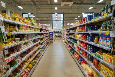 SAINT PETERSBURG, RUSSIA - CIRCA EPTEMBER, 2022: Saint Petersburg 'daki bir süpermarketin iç çekimi.