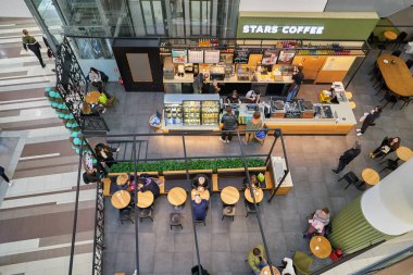 SAINT PETERSBURG, RUSSIA - CRCA EPTEMBER, 2022: Nevsky Alışveriş Merkezi 'nde Stars Coffee. Stars Coffee, Rusya 'da Starbucks' ın yerini aldı.