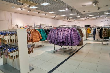 SAINT PETERSBURG, RUSSIA - CRCA EPTEMBER, 2022: Stockmann 'da Nevsky Alışveriş Merkezi' nde giysiler sergileniyor