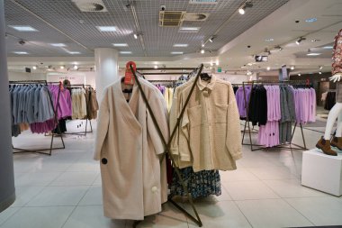 SAINT PETERSBURG, RUSSIA - CRCA EPTEMBER, 2022: Stockmann 'da Nevsky Alışveriş Merkezi' nde giysiler sergileniyor