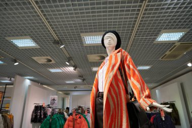 SAINT PETERSBURG, RUSSIA - CRCA EPTEMBER, 2022: Stockmann 'da Nevsky Alışveriş Merkezi' nde giysiler sergileniyor