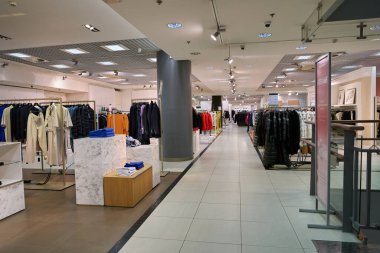 SAINT PETERSBURG, RUSSIA - CRCA EPTEMBER, 2022: Stockmann 'da Nevsky Alışveriş Merkezi' nde giysiler sergileniyor