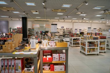 SAINT PETERSBURG, RUSSIA - CRCA EPTEMBER, 2022: Stockmann 'ın Nevsky Alışveriş Merkezi' ndeki iç çekimi