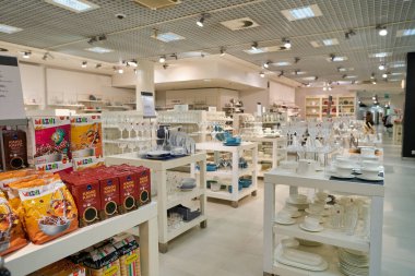 SAINT PETERSBURG, RUSSIA - CRCA EPTEMBER, 2022: Stockmann 'ın Nevsky Alışveriş Merkezi' ndeki iç çekimi