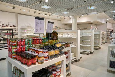 SAINT PETERSBURG, RUSSIA - CRCA EPTEMBER, 2022: Stockmann 'ın Nevsky Alışveriş Merkezi' ndeki iç çekimi