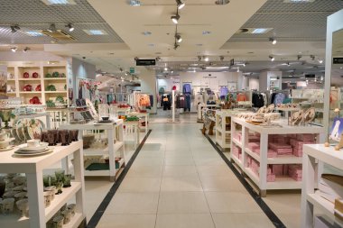 SAINT PETERSBURG, RUSSIA - CRCA EPTEMBER, 2022: Stockmann 'ın Nevsky Alışveriş Merkezi' ndeki iç çekimi