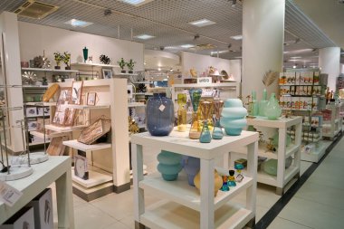 SAINT PETERSBURG, RUSSIA - CRCA EPTEMBER, 2022: Stockmann 'ın Nevsky Alışveriş Merkezi' ndeki iç çekimi