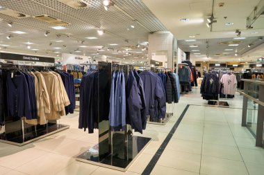 SAINT PETERSBURG, RUSSIA - CRCA EPTEMBER, 2022: Stockmann 'da Nevsky Alışveriş Merkezi' nde giysiler sergileniyor