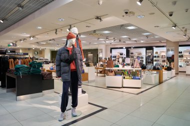 SAINT PETERSBURG, RUSSIA - CRCA EPTEMBER, 2022: Stockmann 'da Nevsky Alışveriş Merkezi' nde giysiler sergileniyor
