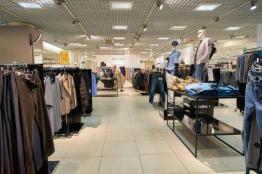 SAINT PETERSBURG, RUSSIA - CRCA EPTEMBER, 2022: Stockmann 'da Nevsky Alışveriş Merkezi' nde giysiler sergileniyor