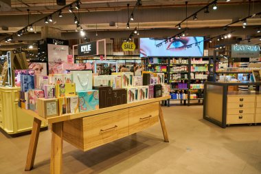 SAINT PETERSBURG, RUSSIA - CIRCA EPTEMBER, 2022: Nevsky Alışveriş Merkezi 'ndeki Altın Elma mağazasının içi. Altın Elma bir Rus güzellik mağaza zinciri..