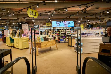 SAINT PETERSBURG, RUSSIA - CIRCA EPTEMBER, 2022: Nevsky Alışveriş Merkezi 'ndeki Altın Elma mağazasının içi. Altın Elma bir Rus güzellik mağaza zinciri..