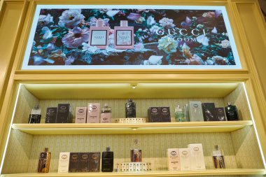 SAINT PETERSBURG, RUSSIA - CIRCA EPTEMBER, 2022: Nevsky Alışveriş Merkezi 'ndeki Altın Elma mağazasının içi. Altın Elma bir Rus güzellik mağaza zinciri..