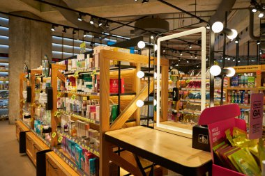 SAINT PETERSBURG, RUSSIA - CIRCA EPTEMBER, 2022: Nevsky Alışveriş Merkezi 'ndeki Altın Elma mağazasının içi. Altın Elma bir Rus güzellik mağaza zinciri..