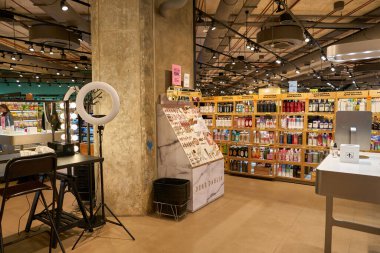 SAINT PETERSBURG, RUSSIA - CIRCA EPTEMBER, 2022: Nevsky Alışveriş Merkezi 'ndeki Altın Elma mağazasının içi. Altın Elma bir Rus güzellik mağaza zinciri..