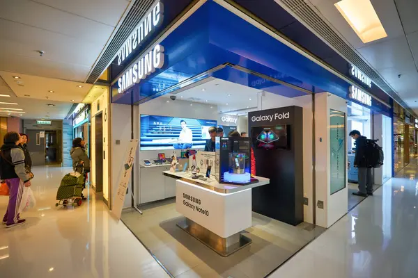 HONG KONG - Sha Tin 'in merkezindeki New Town Plaza alışveriş merkezinde Samsung Tecrübe Mağazası.