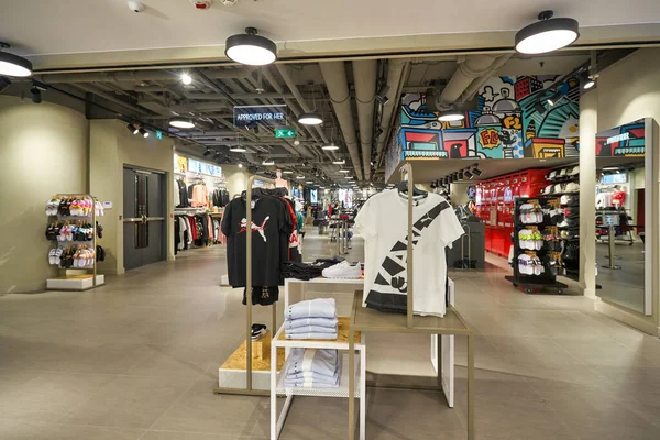 HONG KONG - CIRCA Aralık 2019: Hong Kong 'daki Foot Locker mağazasının içi. Foot Locker Retail, Inc. Amerikalı spor giyim ve ayakkabı perakendecisi..