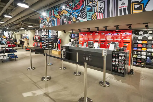 HONG KONG - CIRCA Aralık 2019: Hong Kong 'daki Foot Locker mağazasının içi. Foot Locker Retail, Inc. Amerikalı spor giyim ve ayakkabı perakendecisi..