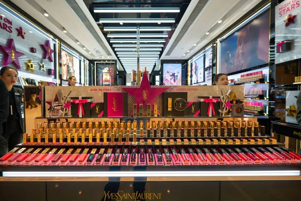 HONG KONG - CIRCA, 2019: Sha Tin 'in merkezindeki alışveriş merkezinde Yves Saint Laurent mağazasında makyaj ürünleri sergileniyor.