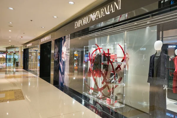 HONG KONG - CRCA, 2019 Emporio Armani mağazası Hong Kong 'daki Elements alışveriş merkezinde.. 