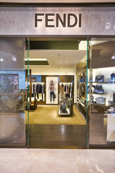 HONG KONG - CIRCA Aralık 2019: Hong Kong 'daki Elements alışveriş merkezindeki Fendi mağazasına giriş. 