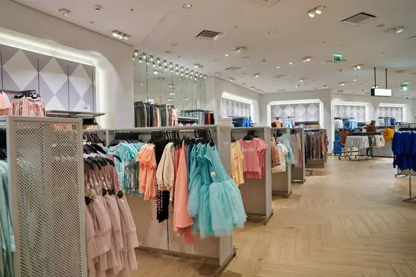 SAINT PETERSBURG, RUSSIA - CIRCA EPTEMBER, 2022: Saint Petersburg 'daki H ve M mağazasının içi.
