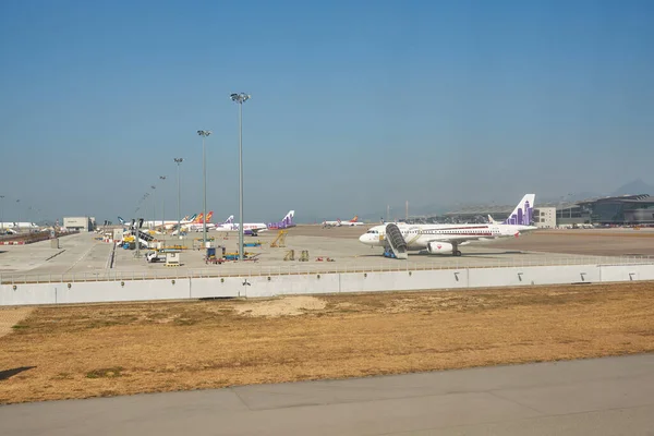 HONG KONG - CIRCA Aralık 2019: Hong Kong Uluslararası Havalimanı 'ndaki taksi sırasında Aeroflot Boeing 777-300ER' den görüntü. 