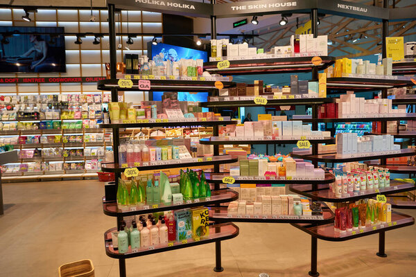 САЙНТ-ПЕТЕРСБУРГ, РОССИЯ - СЕНТЯБРЬ-2022: Внутренний снимок магазина "Золотое яблоко" в торговом центре "Невский центр". Золотое яблоко - российская сеть салонов красоты.