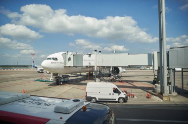 MOSCOW, RUSSIA - CIRCA JUNE, 2015: Emirates Boeing 777-300ER Moskova Domodedovo Havaalanı pistinde pistte.