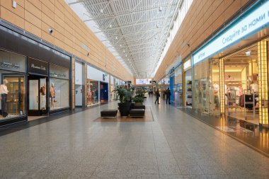 SAINT PETERSBURG, RUSSIA - CRCA Nisan 2017: MEGA alışveriş merkezinin içi