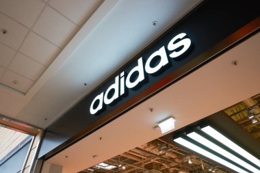 SAINT PETERSBURG, RUSSIA - CRCA Nisan 2017: Mega alışveriş merkezindeki mağaza girişinin üzerindeki Adidas işareti.