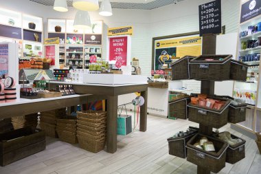 SAINT PETERSBURG, RUSSIA - CRCA Nisan 2017: MEGA alışveriş merkezindeki Body Shop 'ta sergilenen eşyalar