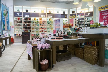 SAINT PETERSBURG, RUSSIA - CRCA Nisan 2017: MEGA alışveriş merkezindeki Body Shop 'ta sergilenen eşyalar