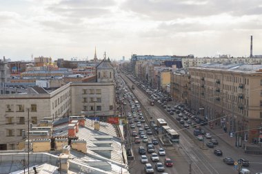 SAINT PETERSBURG, RUSSIA - CRCA Nisan 2017: Gündüz vakti bir çatıdan şehir manzarası.