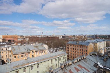 SAINT PETERSBURG, RUSSIA - CRCA Nisan 2017: Gündüz vakti bir çatıdan şehir manzarası.