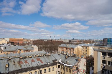 SAINT PETERSBURG, RUSSIA - CRCA Nisan 2017: Gündüz vakti bir çatıdan şehir manzarası.