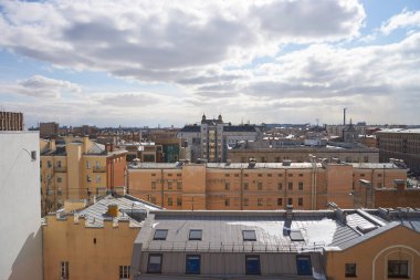 SAINT PETERSBURG, RUSSIA - CRCA Nisan 2017: Gündüz vakti bir çatıdan şehir manzarası.