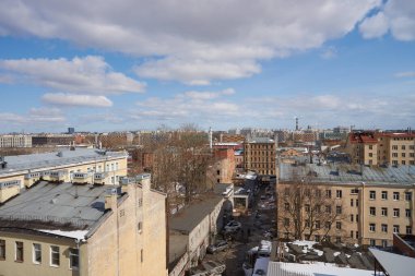 SAINT PETERSBURG, RUSSIA - CRCA Nisan 2017: Gündüz vakti bir çatıdan şehir manzarası.