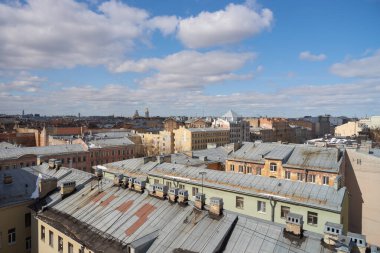 SAINT PETERSBURG, RUSSIA - CRCA Nisan 2017: Gündüz vakti bir çatıdan şehir manzarası.